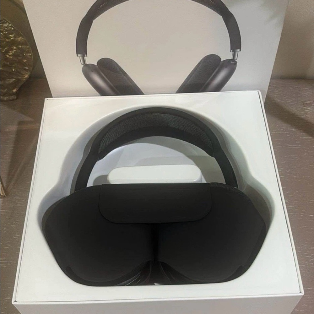 AirPods Max’s Black